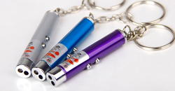 Jugando el puntero láser rojo de 5 mW con tus mascotas